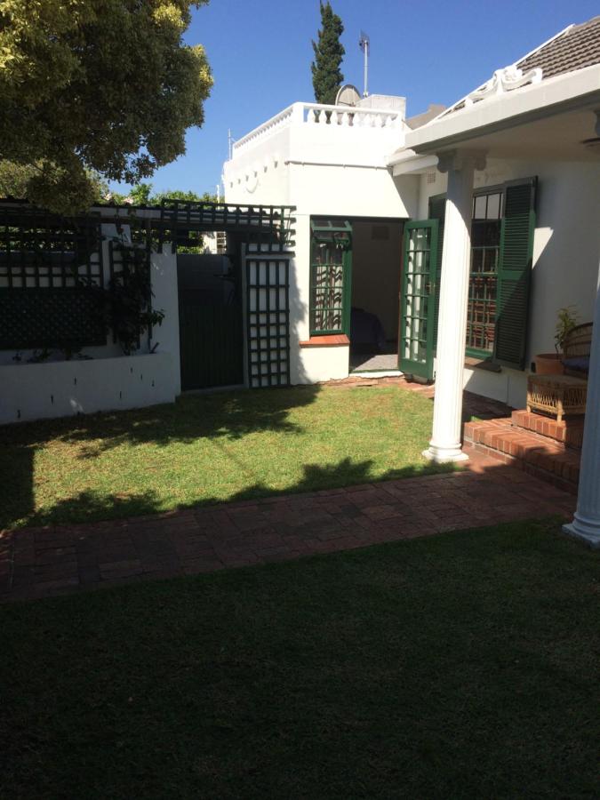 B&B Cape Town - Delightful Surrey Street - Bed and Breakfast Cape Town