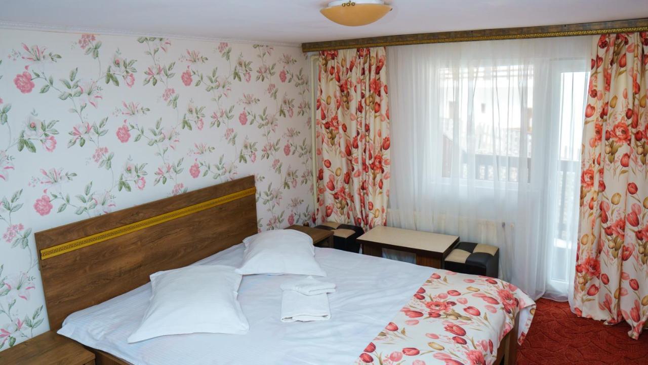 Zimmer mit Kingsize-Bett und Balkon