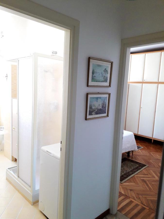 MAX and SEA parking free street - B&B