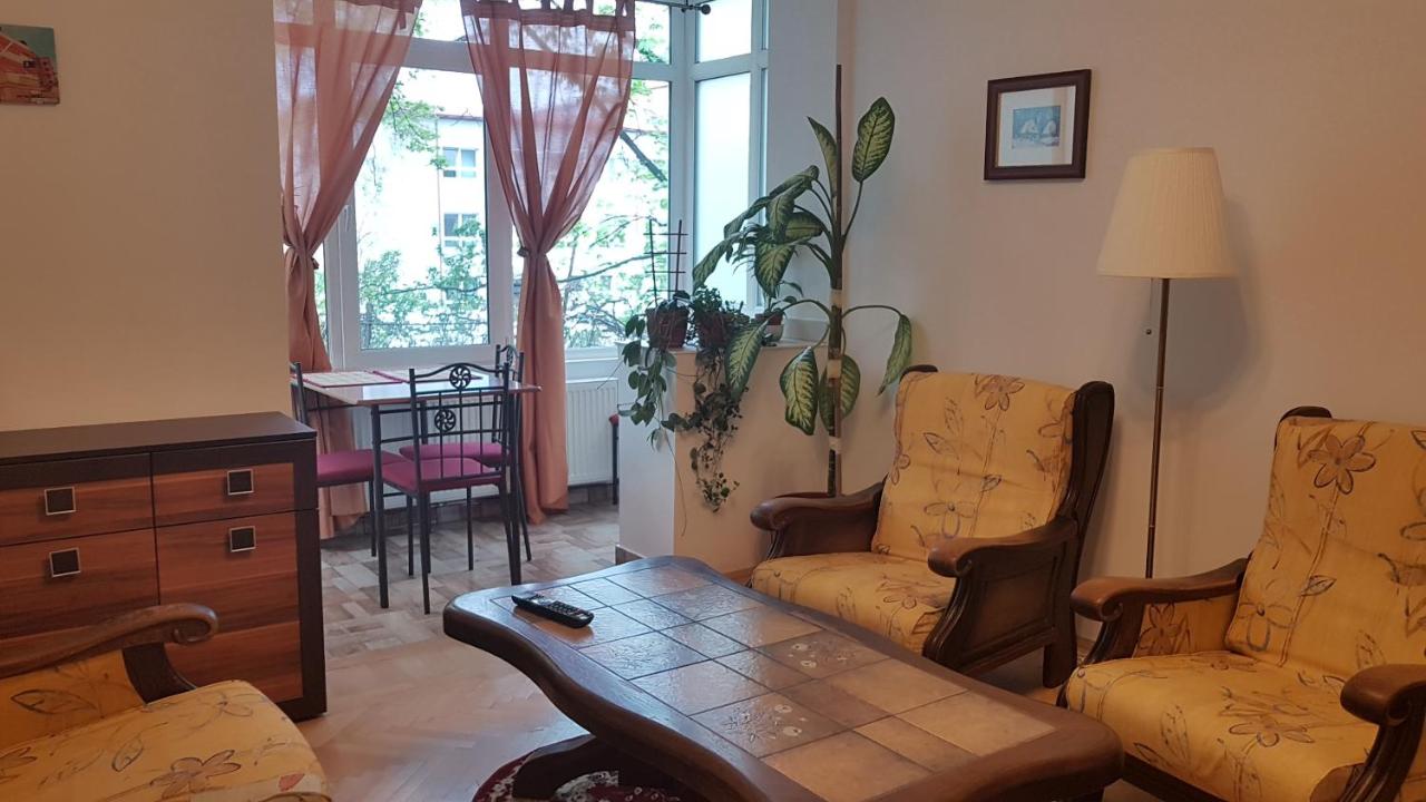 Eden Apartament - Bed and Breakfast Boekarest
