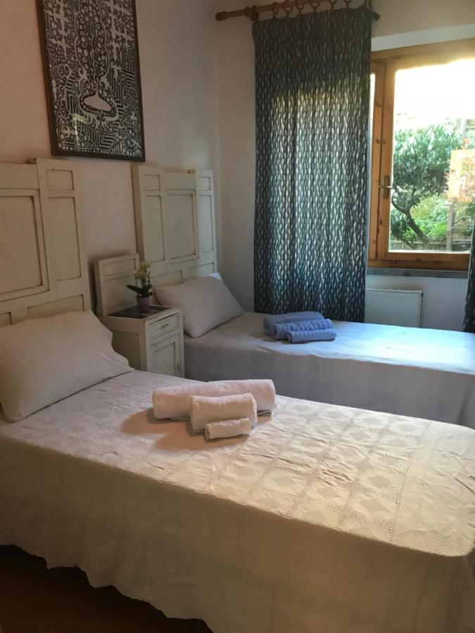 Tweepersoonskamer met 2 Aparte Bedden en Eigen Externe Badkamer
