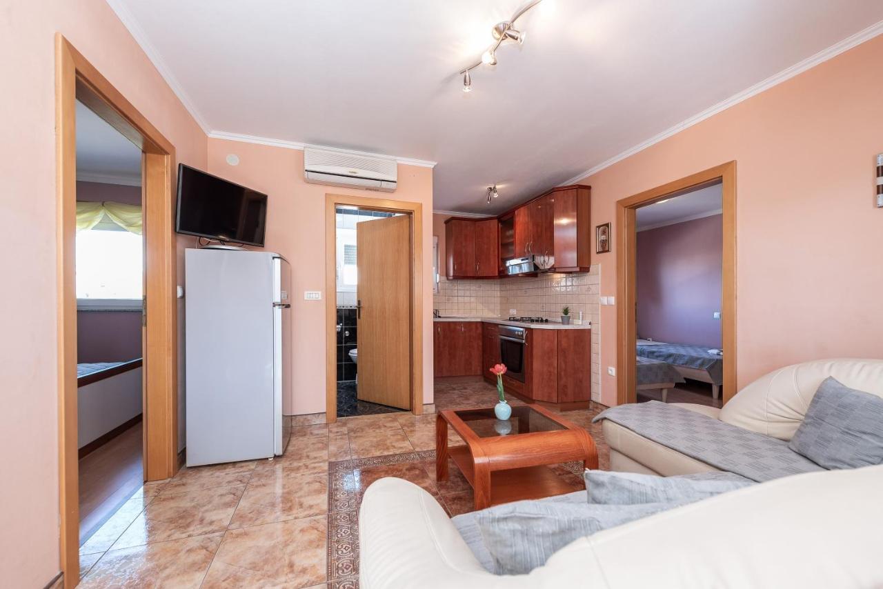 Drazen ap close to Zrce beach - B&B