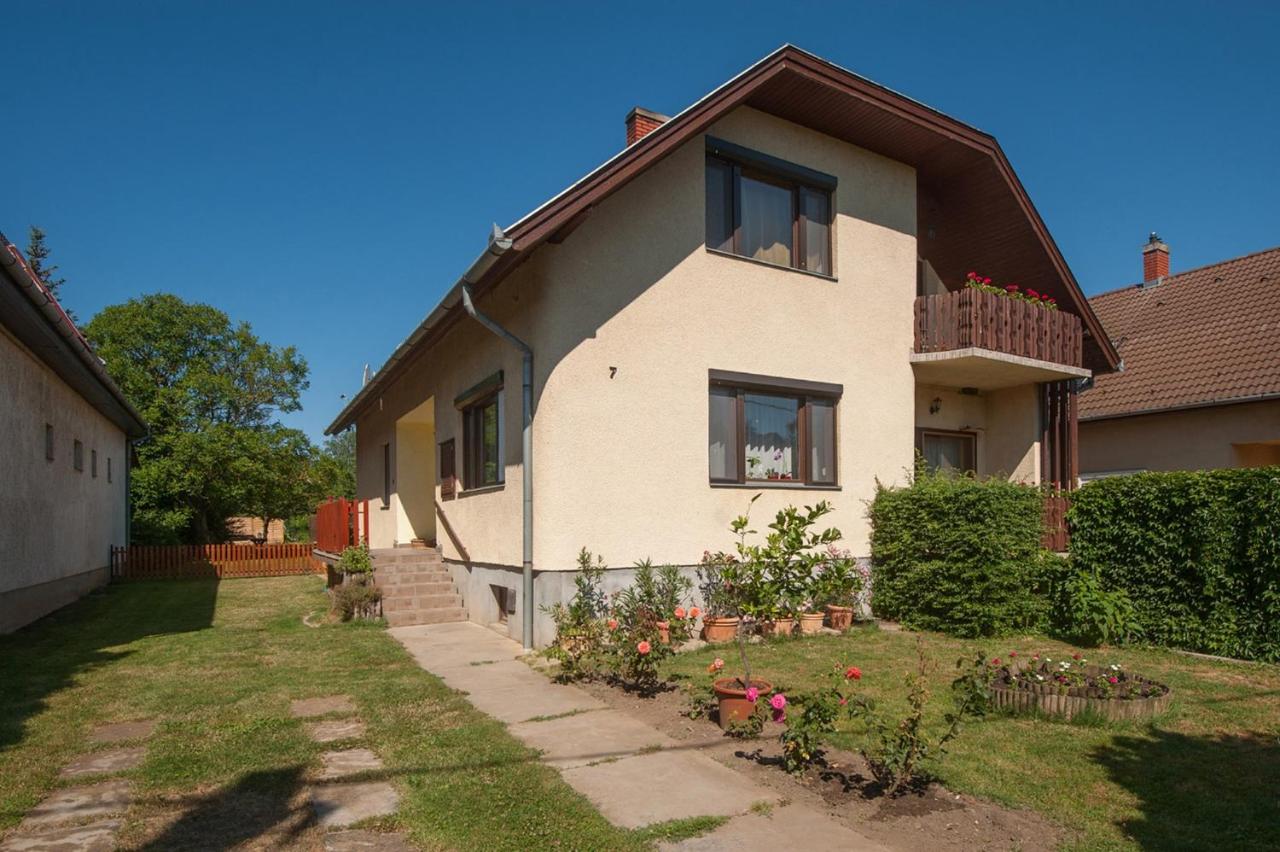 Apartment in Balatonkeresztur 36546 - Chambres d’hôtes
