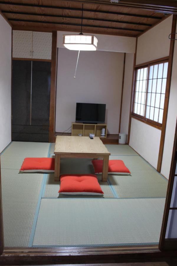 Im japanischen Stil eingerichtetes Zweibettzimmer mit Gemeinschaftsbad