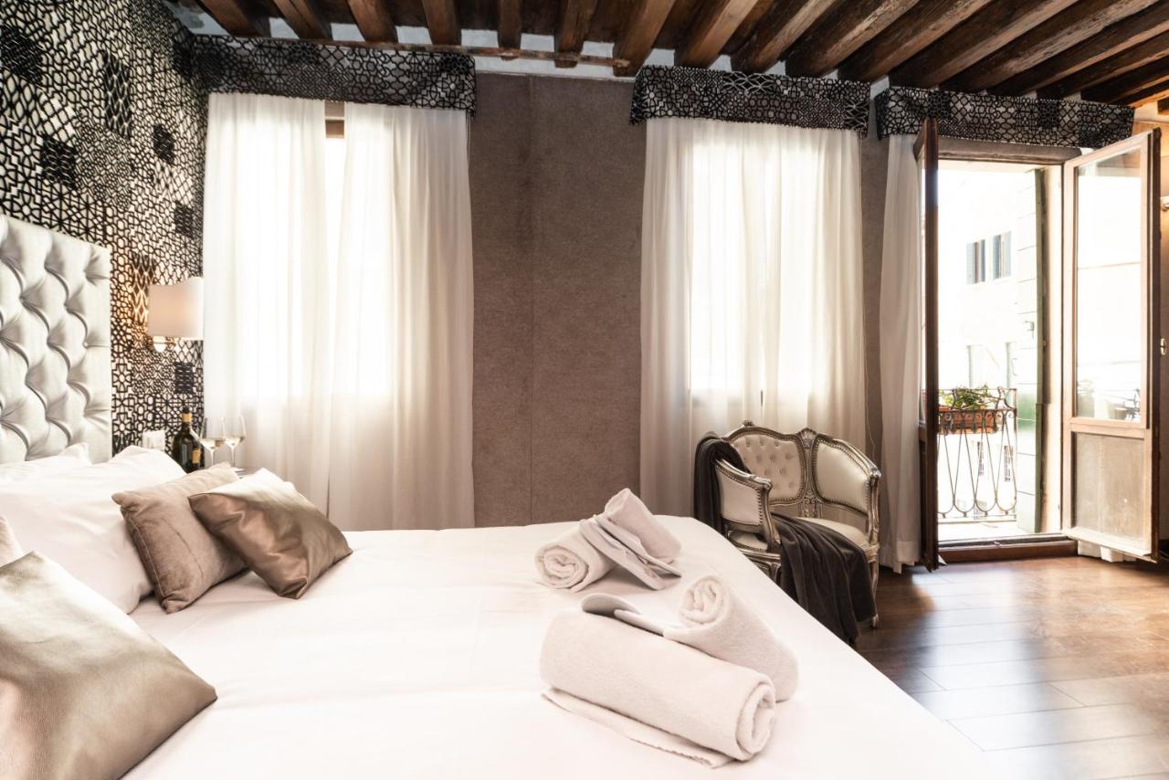 Superior Double Room with Balcony with Canal View