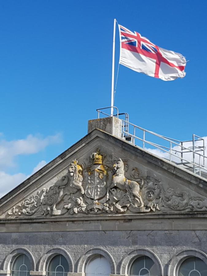 Pure B - Exceptional views of Tamar & Royal William Yard with Free Parking & Wifi - Bed and Breakfast