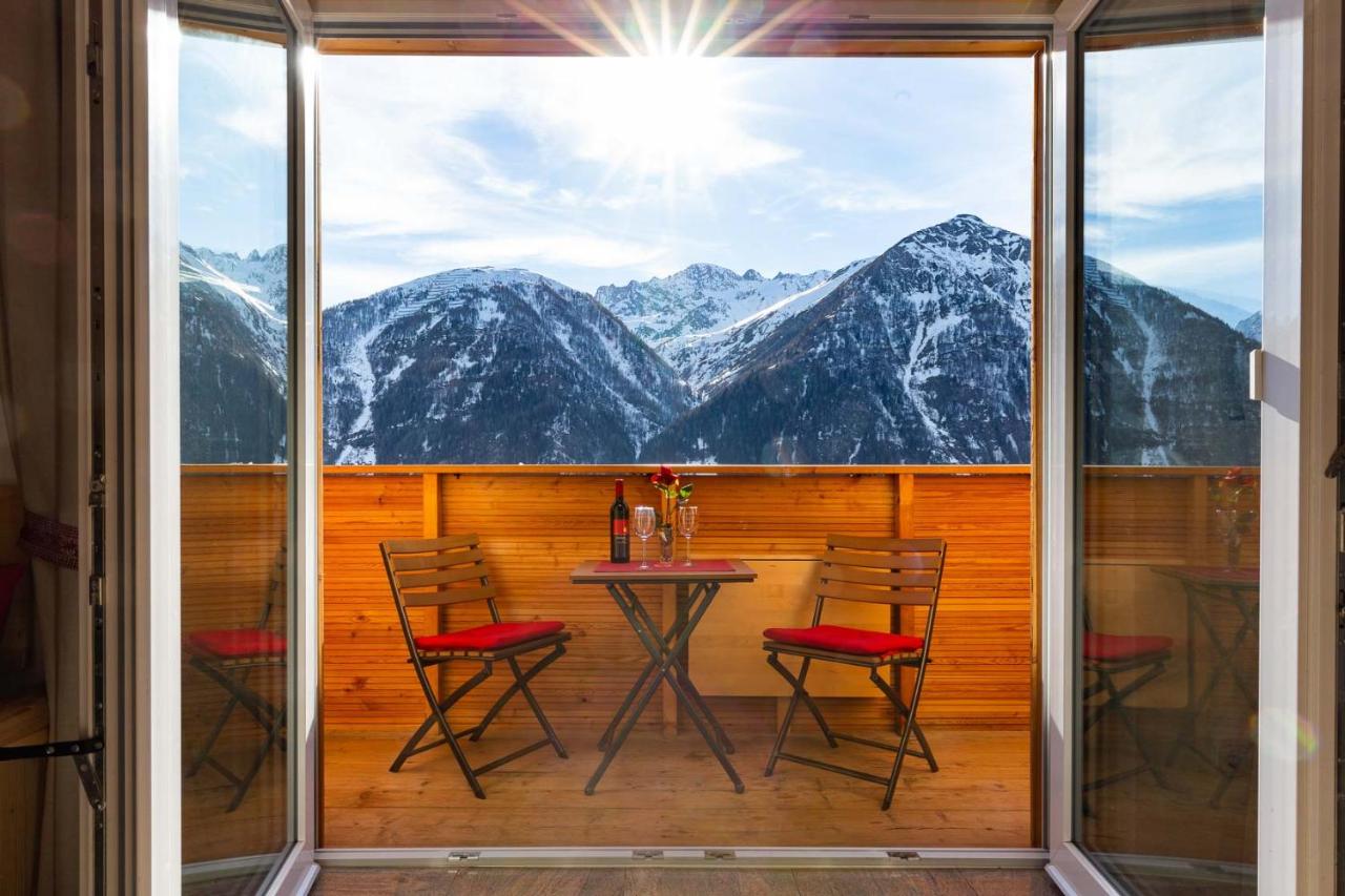 Apartment with Mountain View