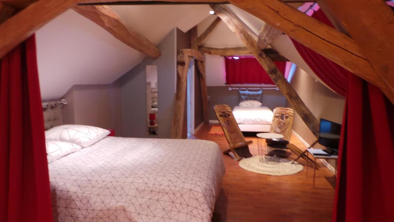 B&B Saint-Ouen-les-Vignes - chambre d'hôtes mansardée - Bed and Breakfast Saint-Ouen-les-Vignes