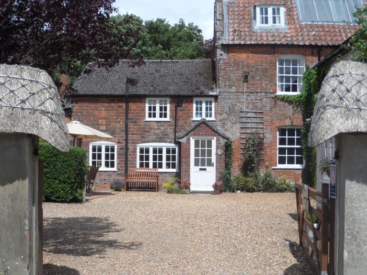 B&B Pewsey - Stunning 3 bedroom self catering cottage near Stonehenge, Salisbury, Avebury and Bath All bedrooms ensuite - Bed and Breakfast Pewsey