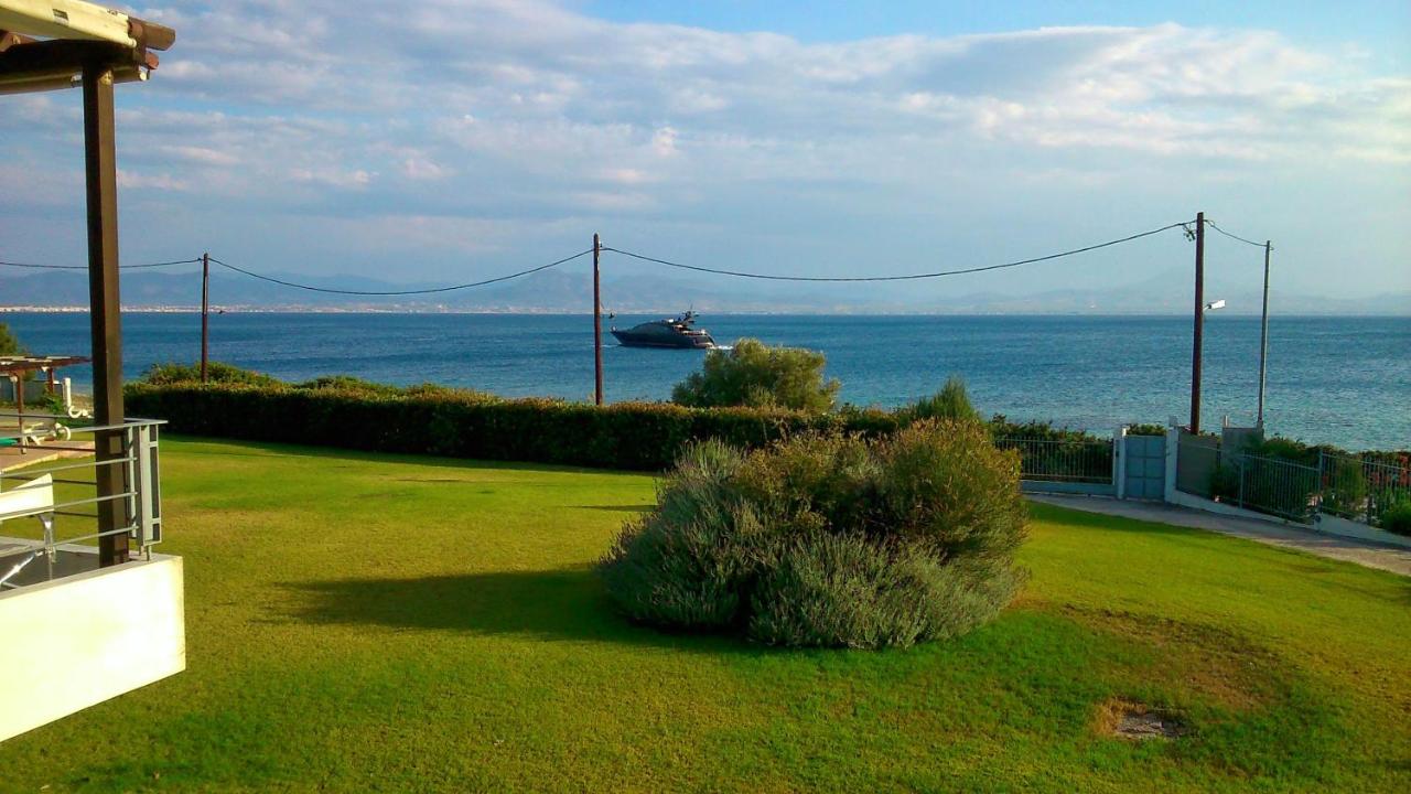 Beautiful house by the sea,Loutraki Skaloma. - B&B