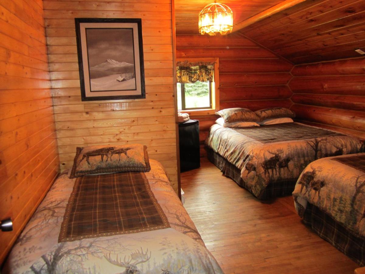 Family Suite (2 Queens, 1 twin)