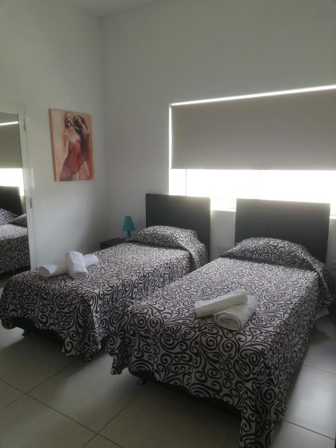 Zweibettzimmer mit eigenem Bad außerhalb des Zimmers