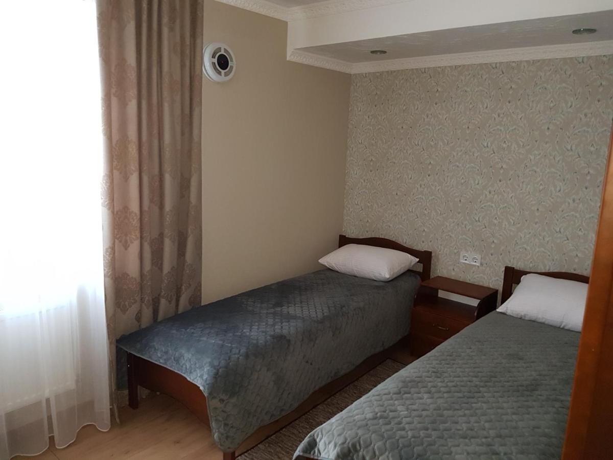 Tweepersoonskamer met 2 Aparte Bedden en Badkamer