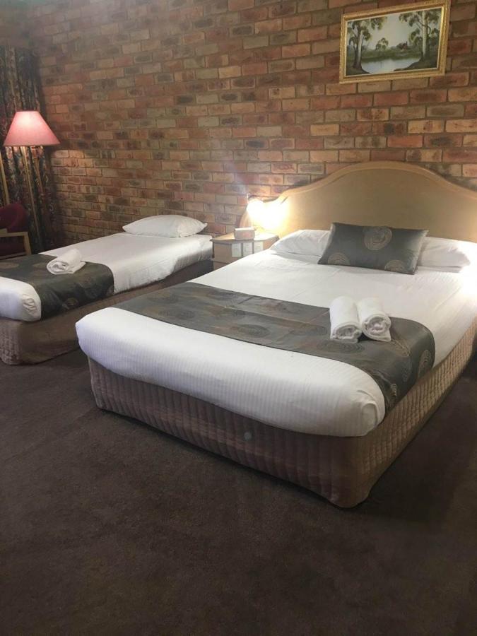 B&B Shepparton - Pines Country Club Motor Inn - Bed and Breakfast Shepparton