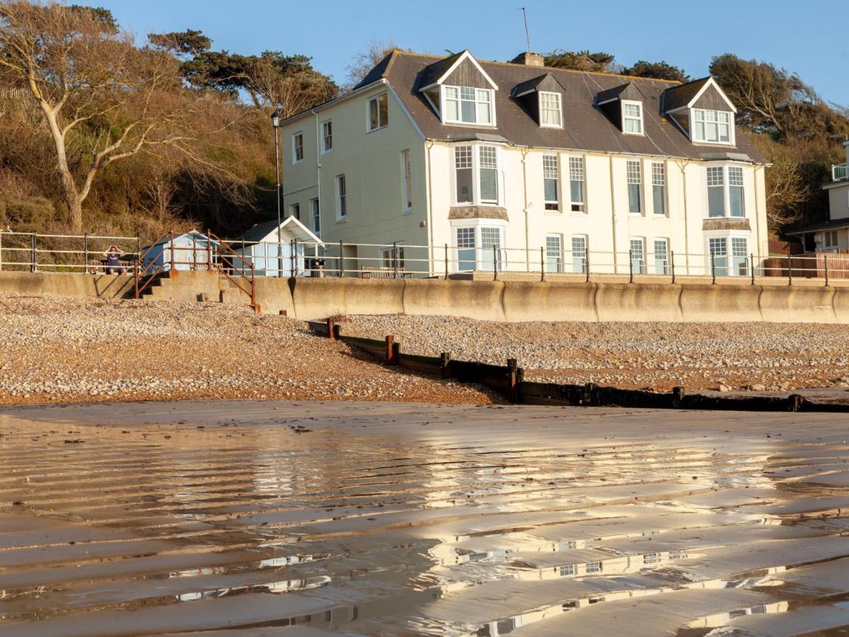 B&B Totland - Promenade Apartment with own Beach Hut - Bed and Breakfast Totland