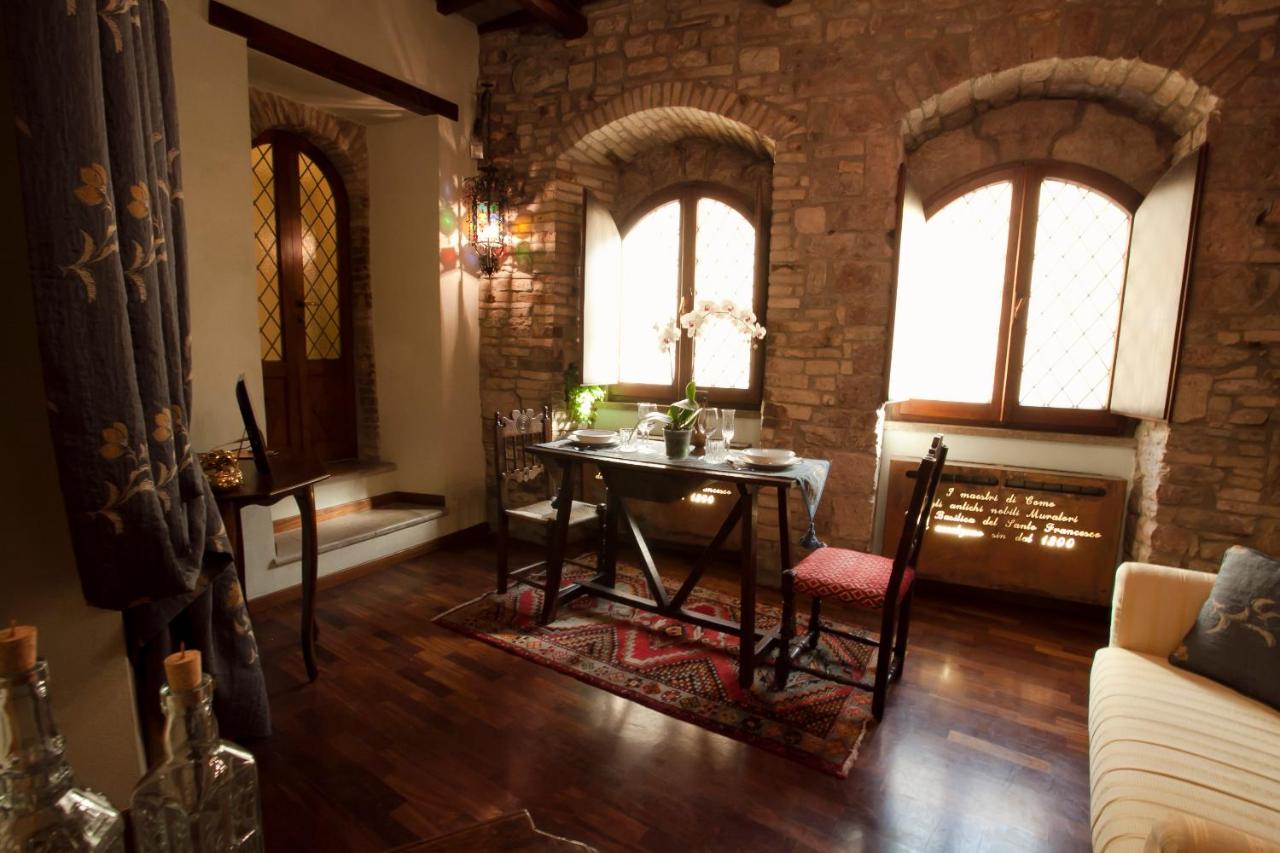 Loggia dei Maestri Comacini - B&B Assisi