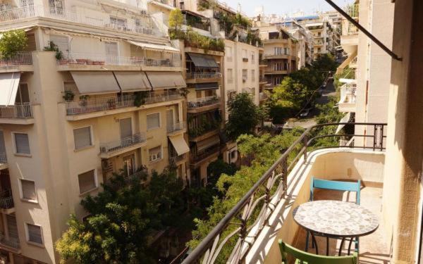 Spacious & Sunny Kolonaki Apt 5 mins metro/ACx3/1.5 BT - Chambres d’hôtes Athènes