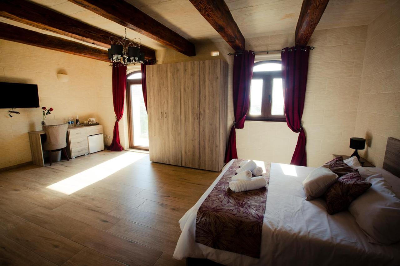 Kamer met Kingsize Bed en Uitzicht op het Zwembad