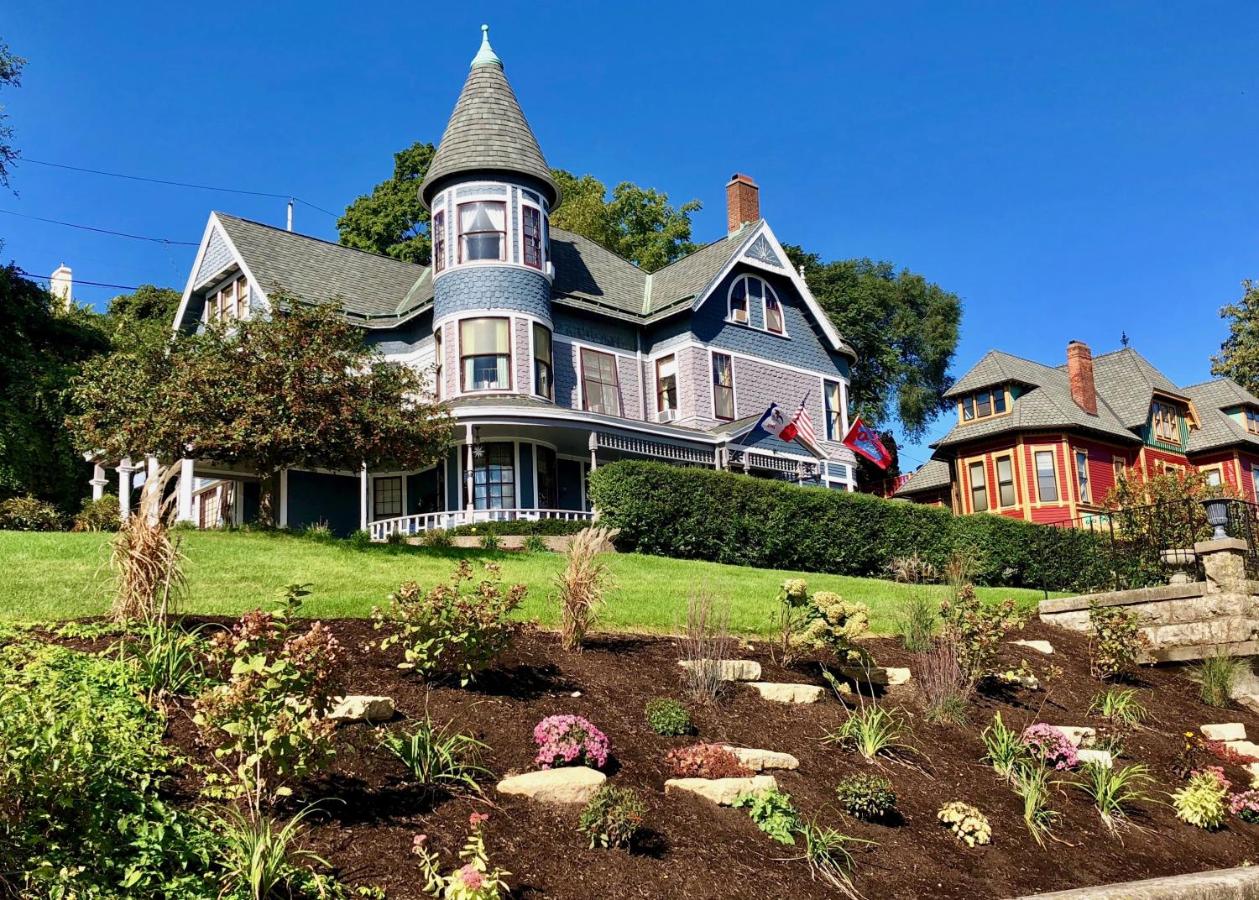 B&B Dubuque - The Hancock House Bed & Breakfast Inn - Bed and Breakfast Dubuque