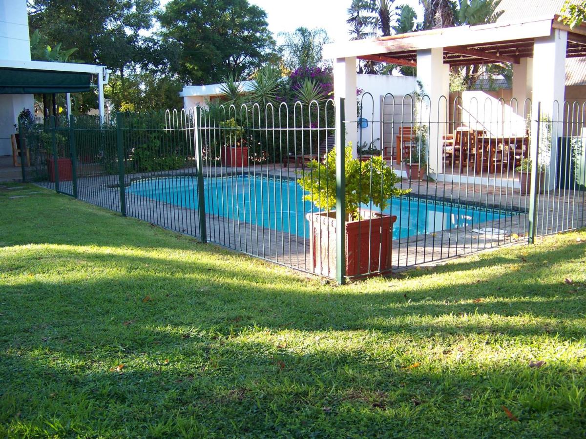 B&B Oudtshoorn - Haus Victoria Self Catering Cottages - Bed and Breakfast Oudtshoorn