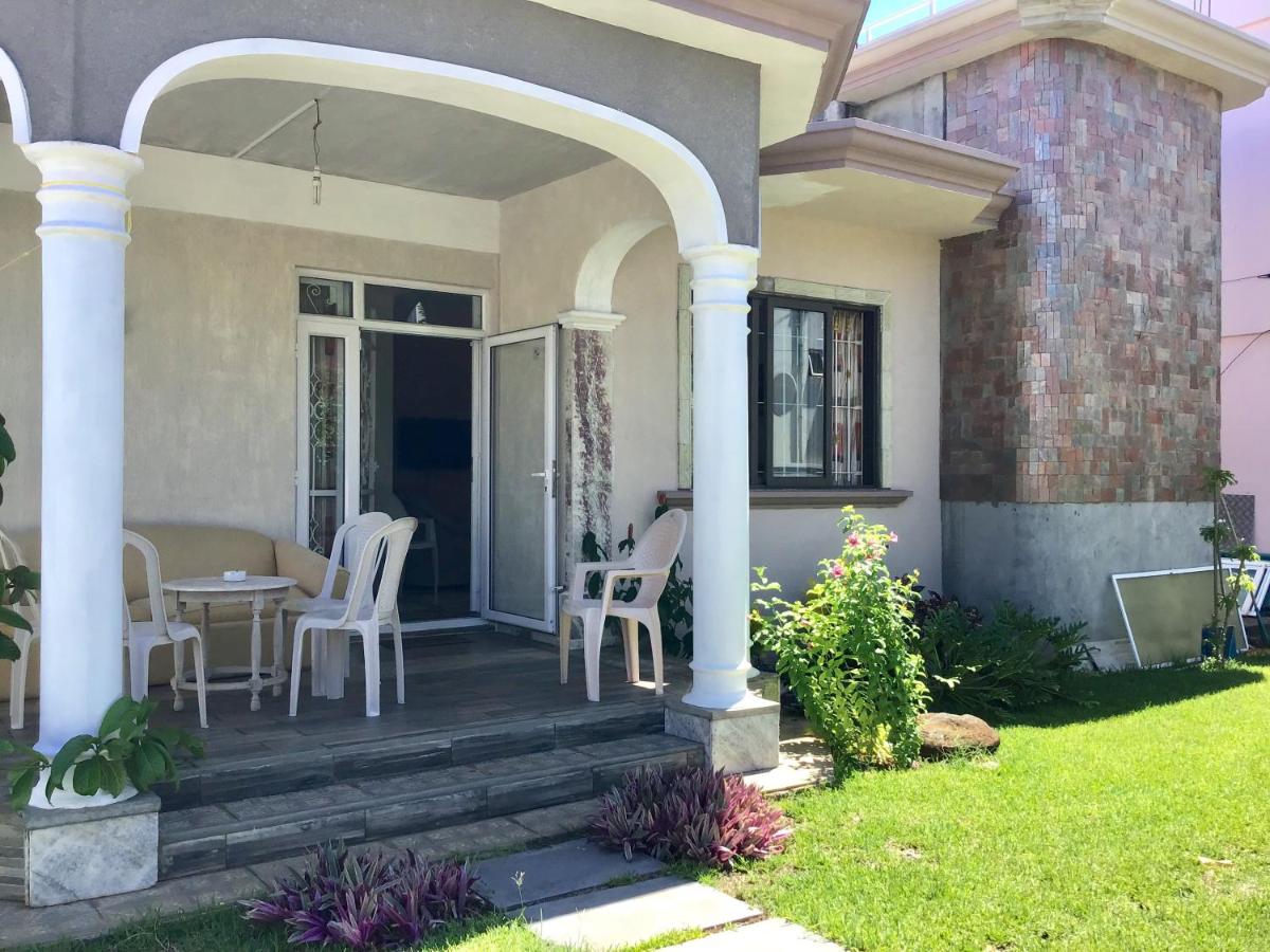 Cardamon Villa is a 2 bedroom with 1 bathroom and seperate toilet detached house with AC and swimming pool , 5 minutes walk from Flic en Flac public beach - B&B
