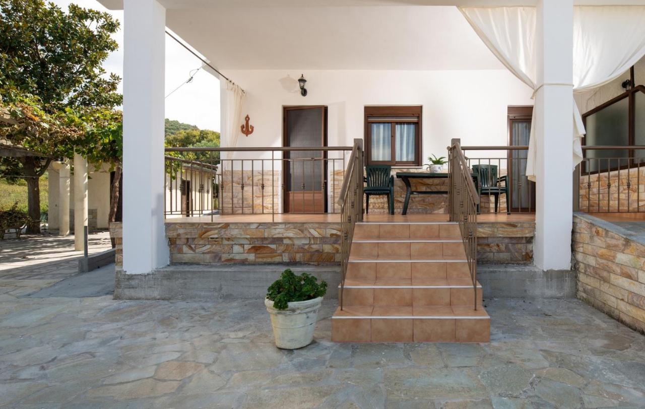 Nikola's Apartments - Bed and Breakfast Toróni