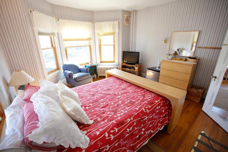 Habitación con cama grande