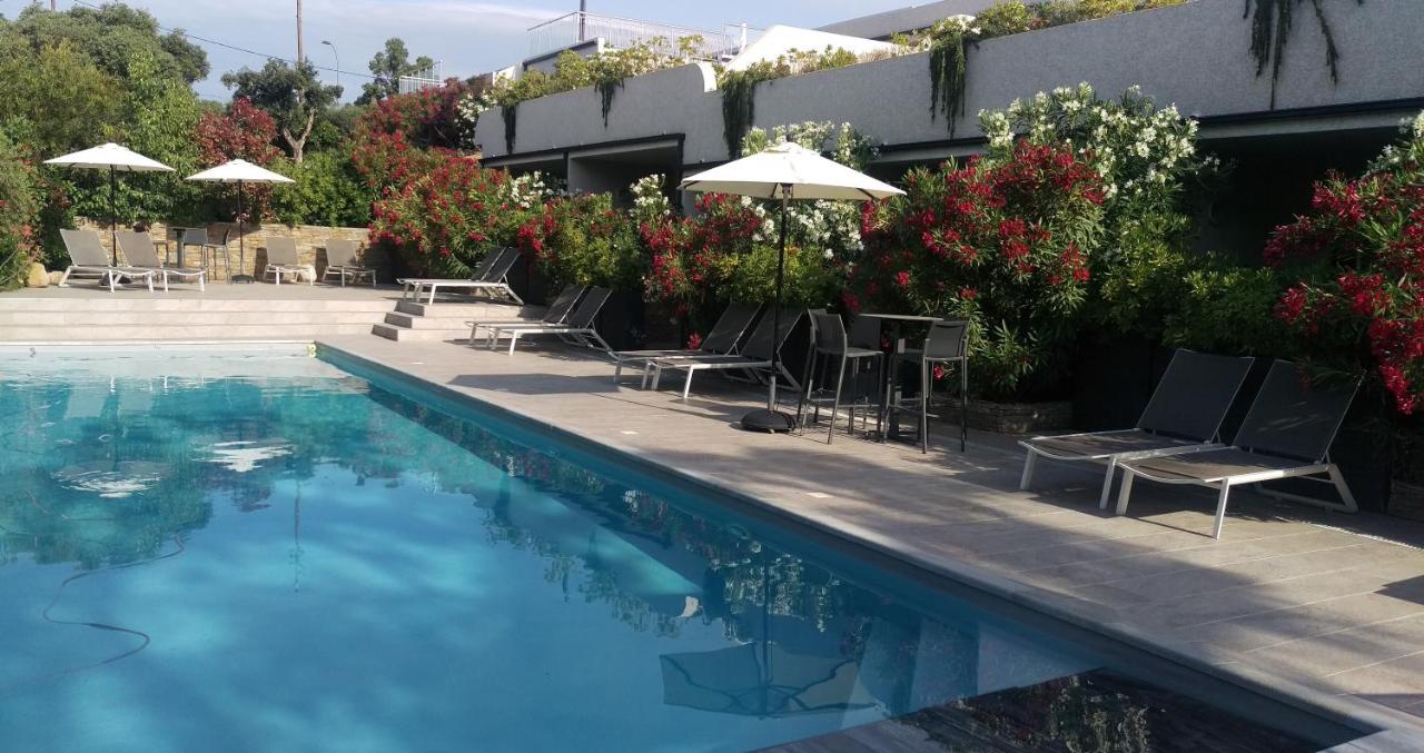 Apartment with Pool View 