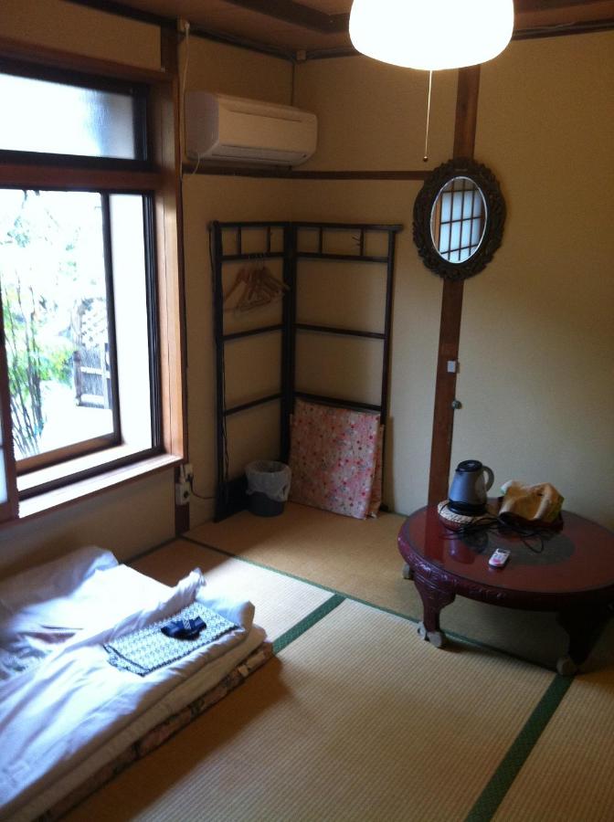 Esta habitación económica de estilo japonés cuenta con 2 camas individuales y baño compartido.