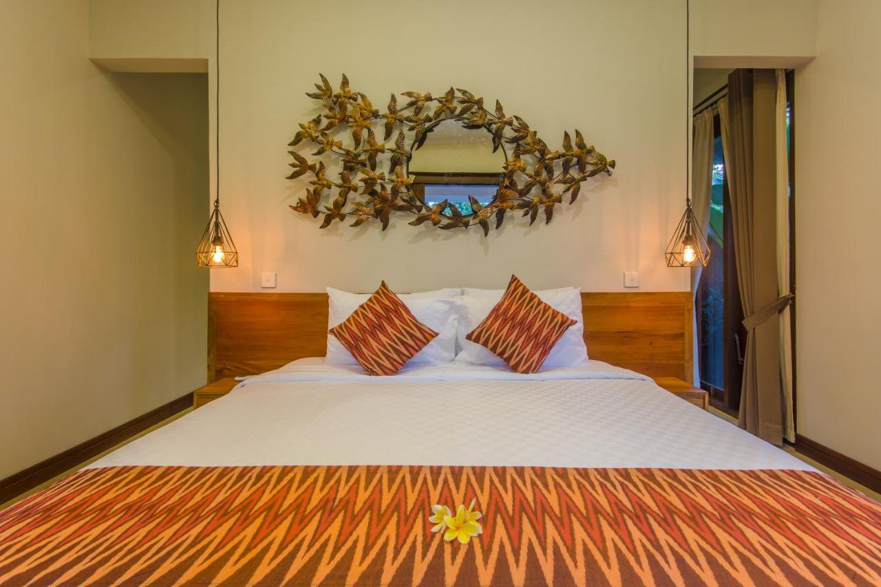 Kamer met Queensize Bed en Uitzicht op het Zwembad