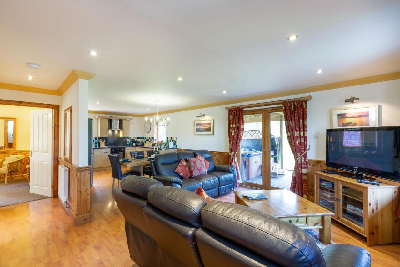 3 Bedroom Luxury Lodge, Hot Tub, Sauna (pet friendly) - 'Ben Lomond'