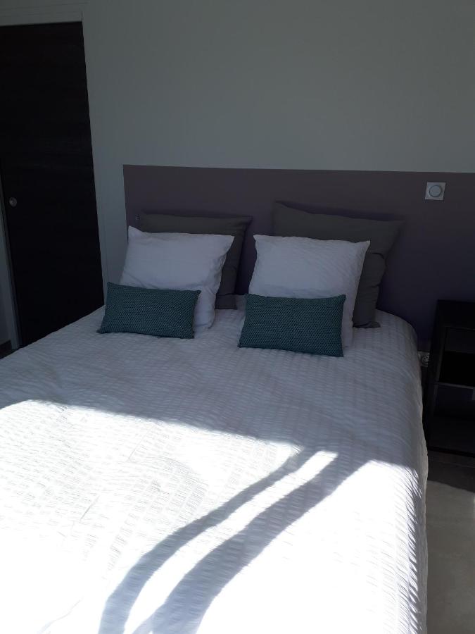 Zimmer mit Kingsize-Bett und Poolblick