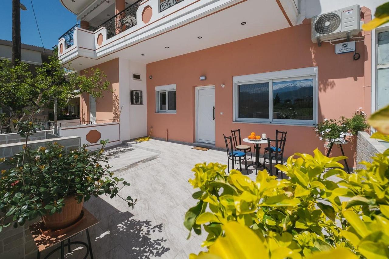 Spacious Home with Parking - B&B