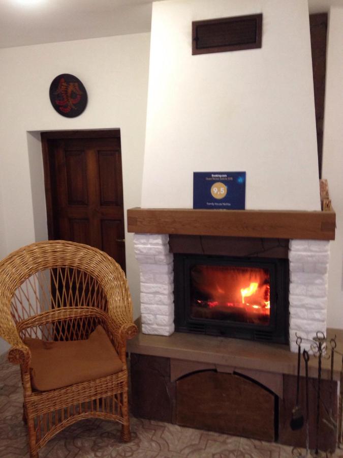 Family House Nichka - Bed and Breakfast Pochayiv