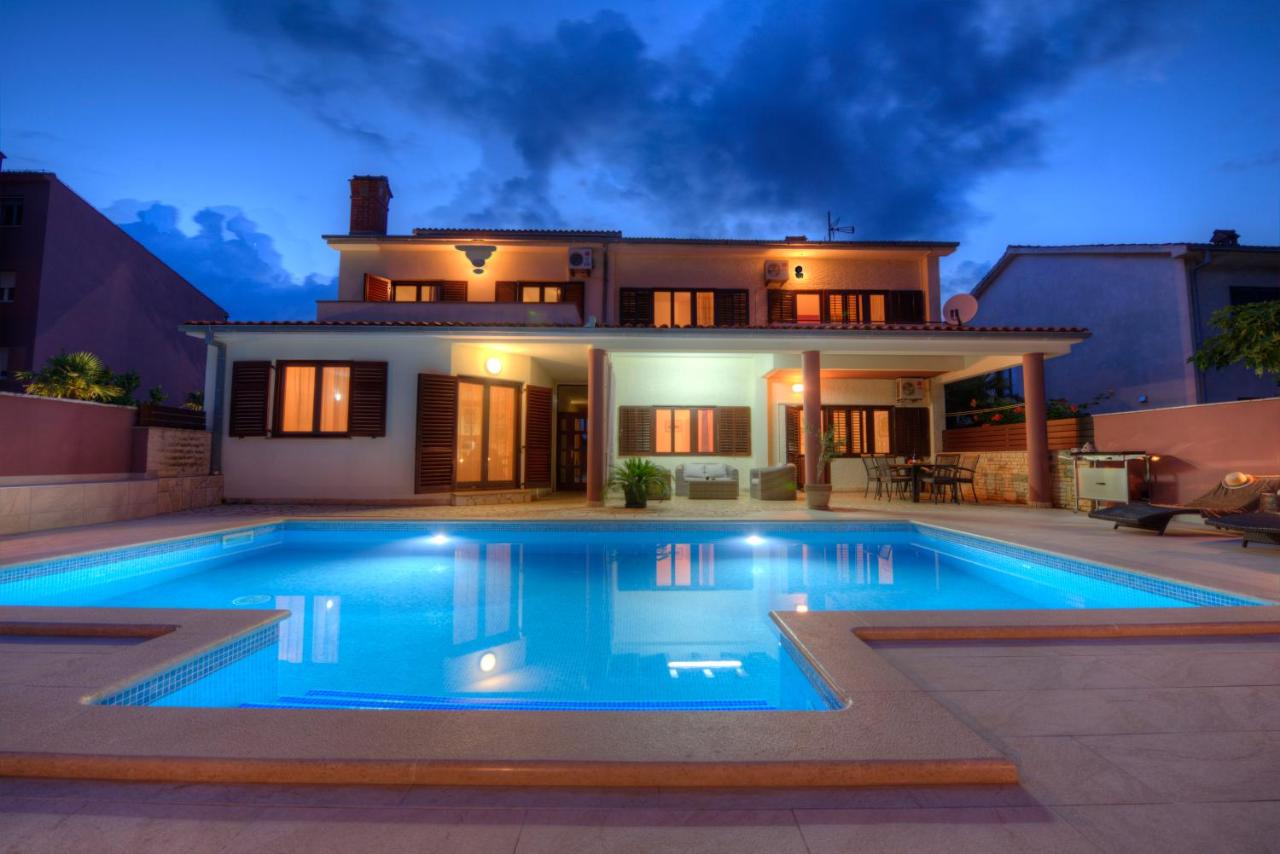 Villa Komel with Pool - B&B