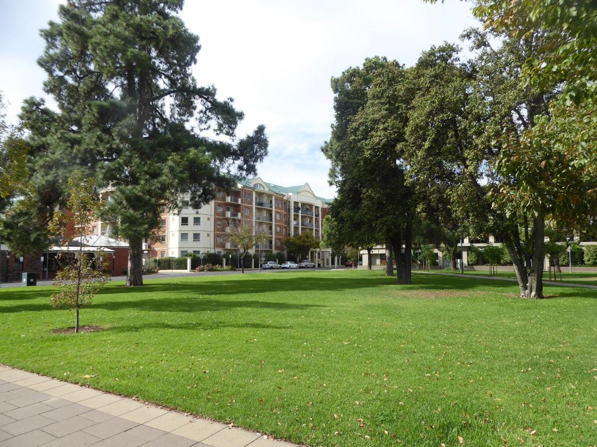 ADELAIDE CBD APARTMENT - 3BR, 2BATH & CARPARK - B&B