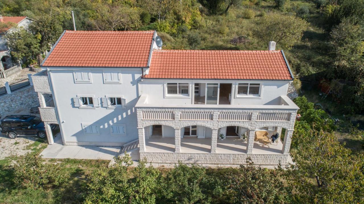 Queen Teuta - Sea View - Private Parking & Garden - BBQ Grill - Ferienwohnung Risan