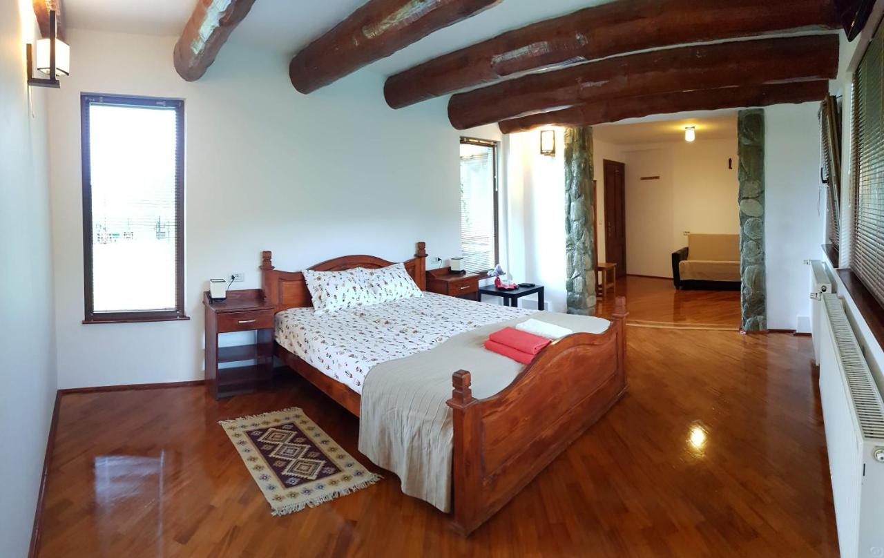 Kamer met Kingsize Bed en Uitzicht op de Bergen