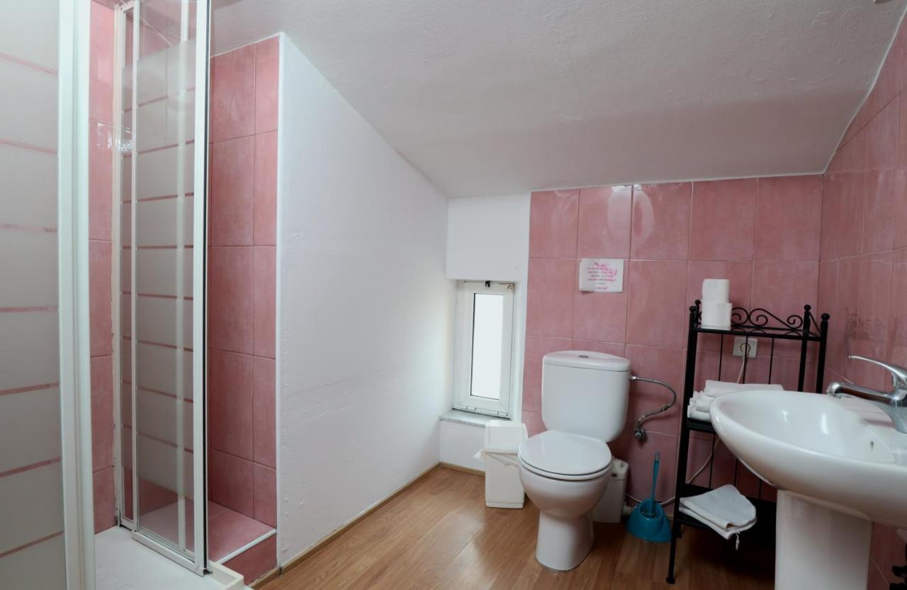 Tweepersoonskamer met 2 Aparte Bedden en Badkamer