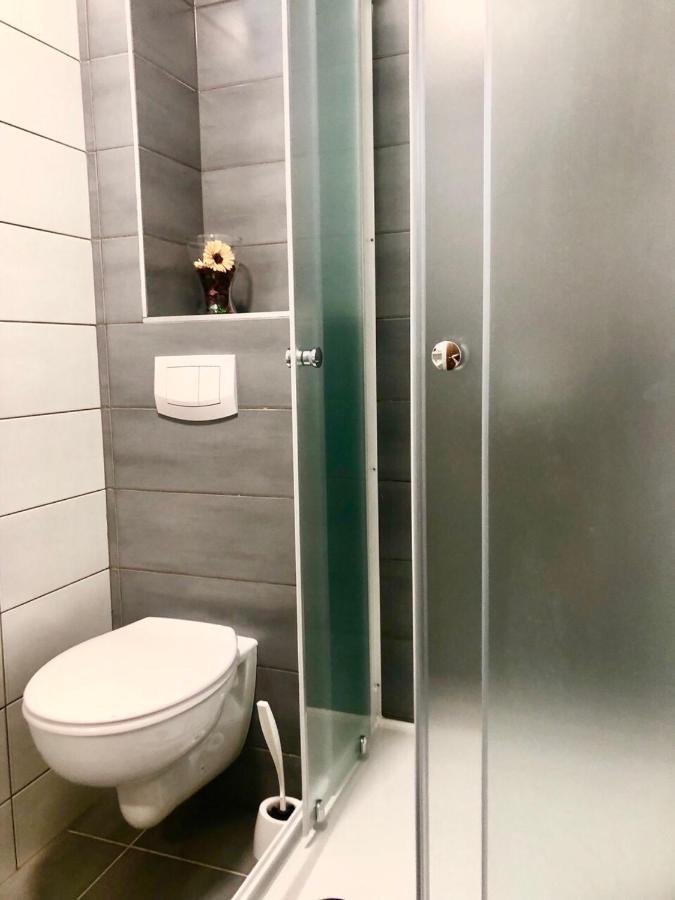 Camera Matrimoniale con Bagno in Comune 