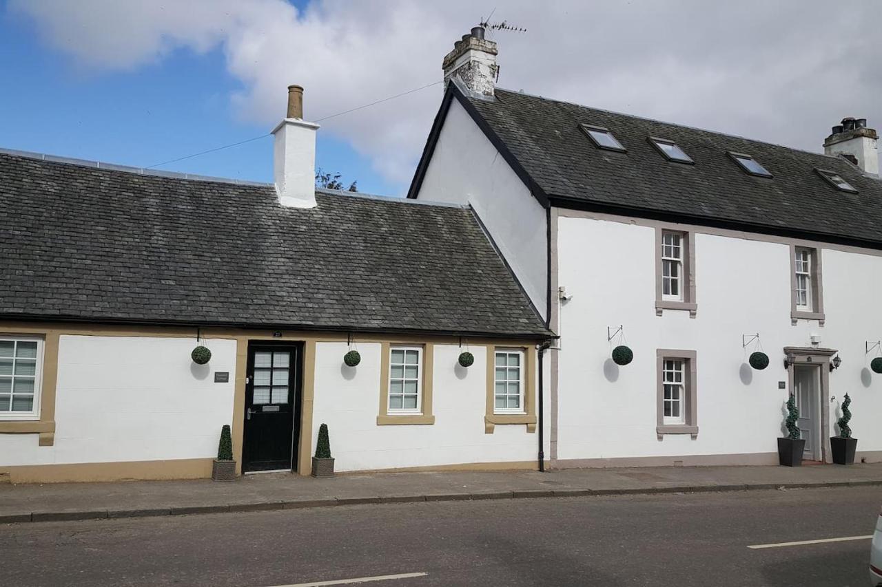 B&B Stirling - Thornhill Lodge, Luxury 4 Bed, 4 Ensuite+ - Bed and Breakfast Stirling