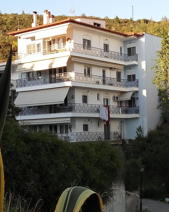 Menexe Apartments-Kelyfos - Bed and Breakfast Néos Marmarás