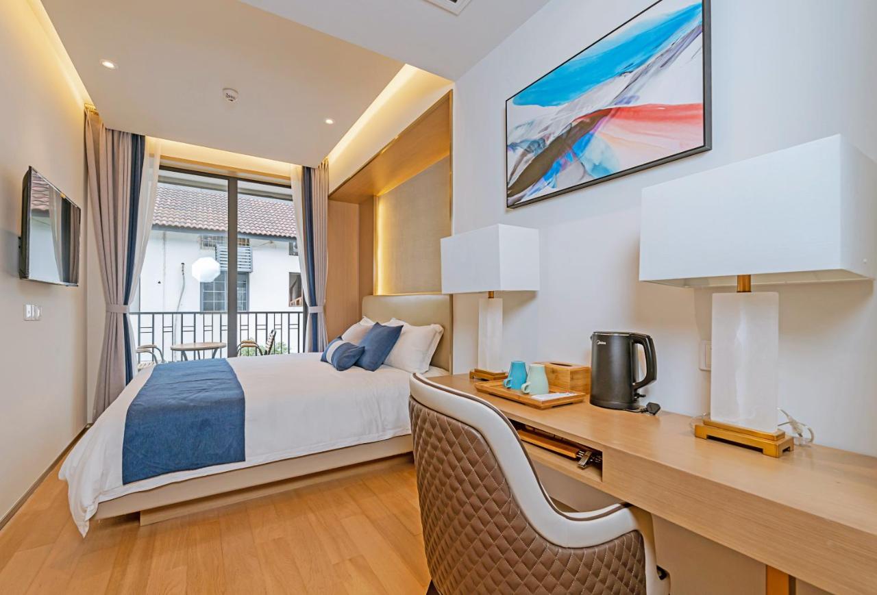 Habitación con cama grande y balcón