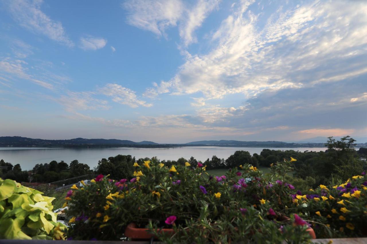 Zimmer mit Kingsize-Bett und Seeblick