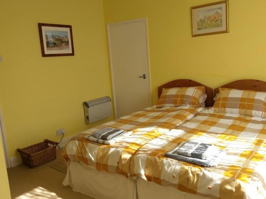 Tweepersoonskamer met 2 Aparte Bedden en Eigen Badkamer