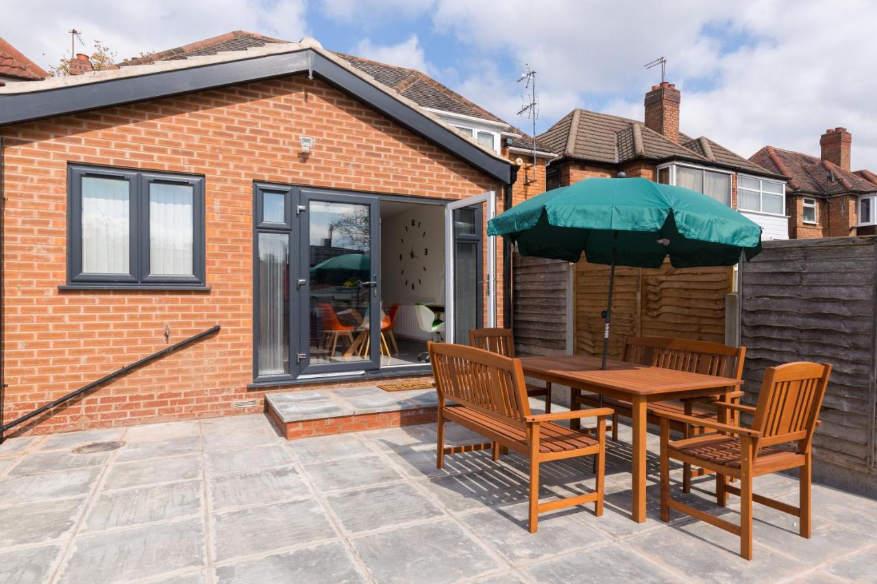 Stunning Solihull Long Stays - 4 Bedrooms with 7 Separate Beds, 2 Baths, Garden & Driveway by Birmingham Contractor Stays - Ferienwohnung