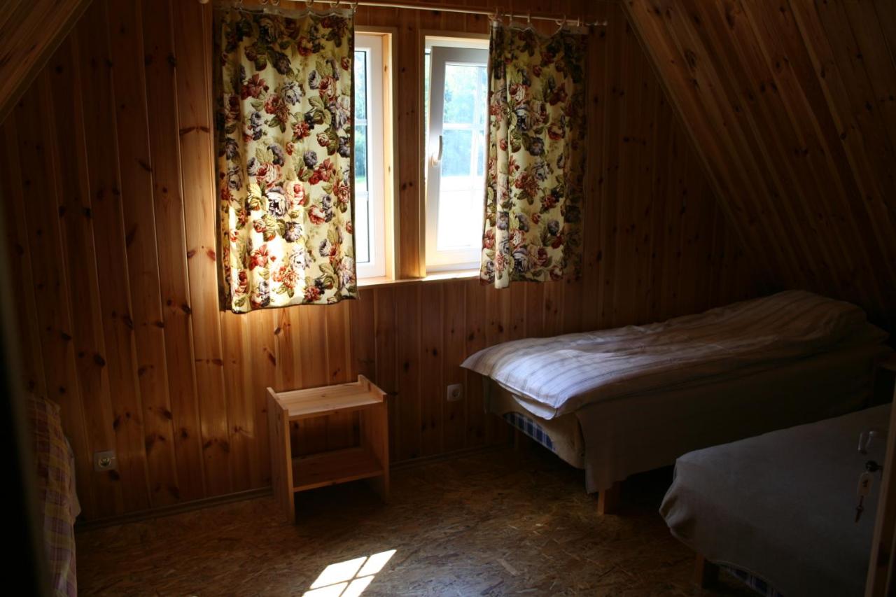 Deze driepersoonskamer heeft een gedeelde badkamer.