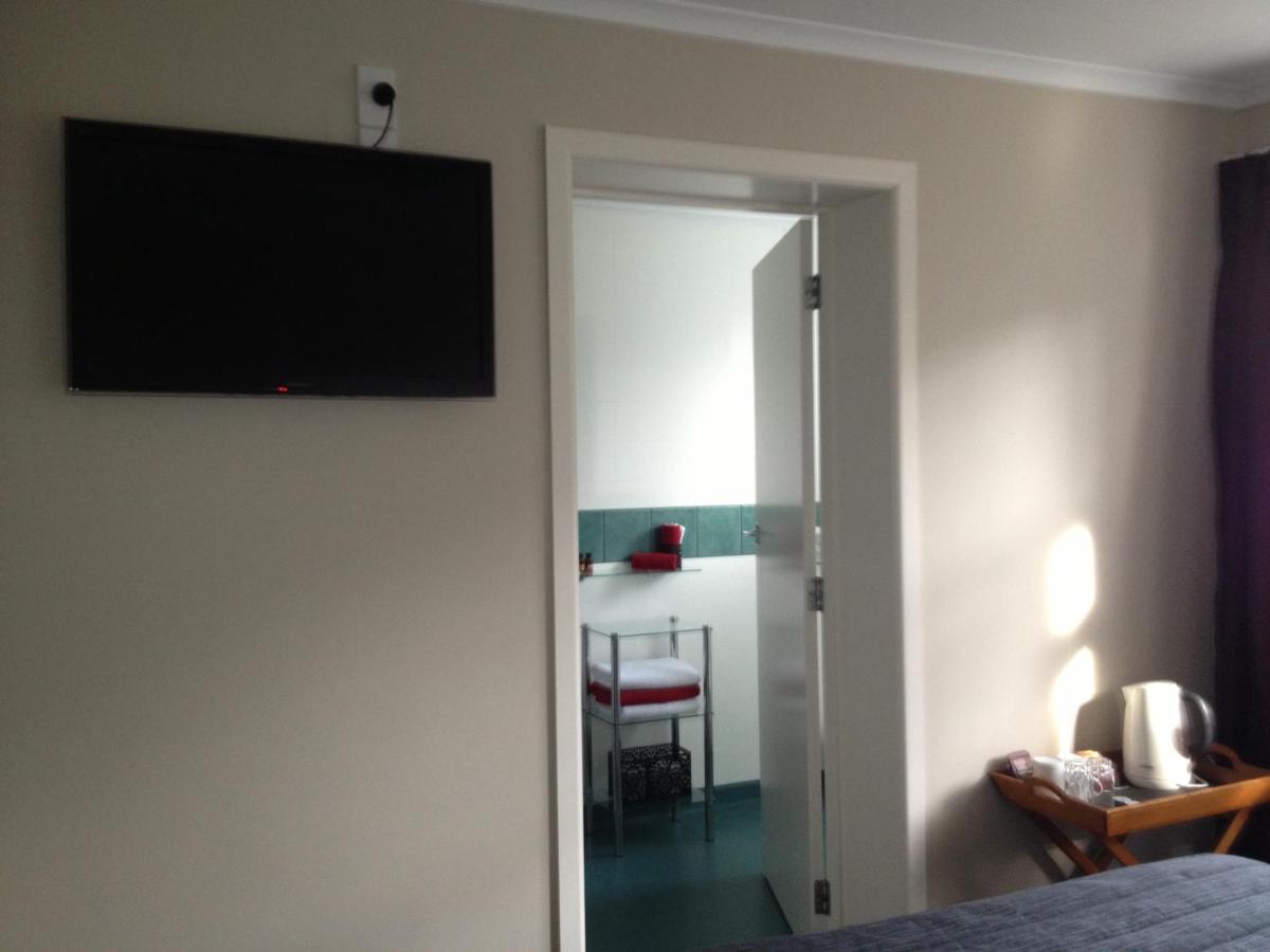 Habitación con cama grande y baño privado