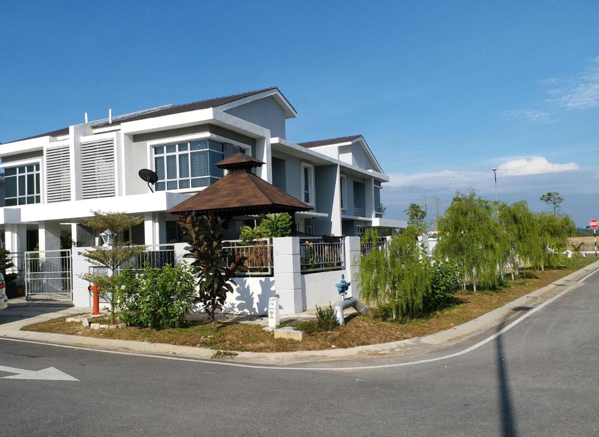 VVIP Homestay Villa Proton City - B&B Tanjong Malim