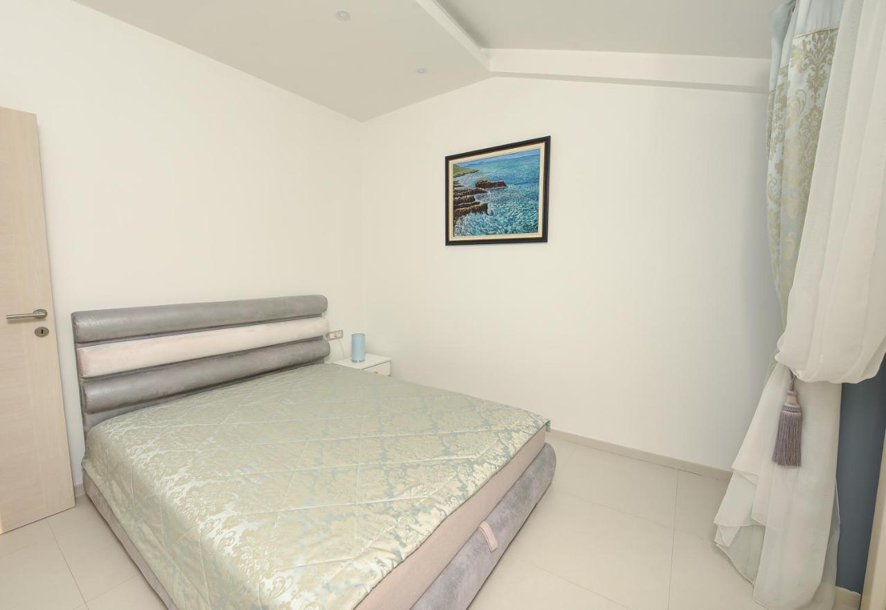 Appartamento con 2 Camere da Letto, Balcone e Vista mare